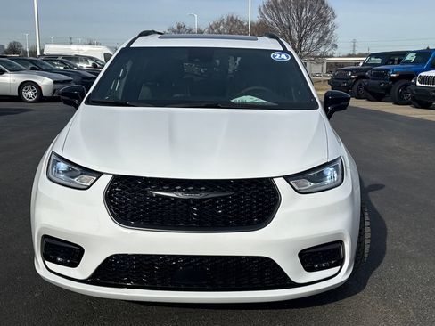 Used 2024 Chrysler Pacifica Premium image 8