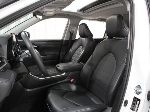 Used 2022 Toyota Highlander XLE image 5