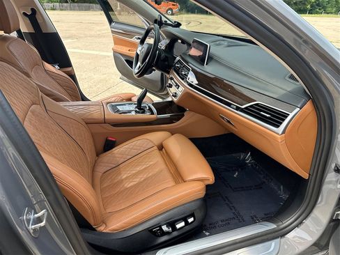 Used 2020 BMW 750i xDrive w/ Executive Package AWD/4WD image 38