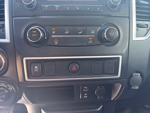 Used 2018 Nissan Titan S AWD/4WD image 17