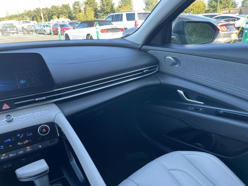 Used 2025 Hyundai Elantra Limited image 38