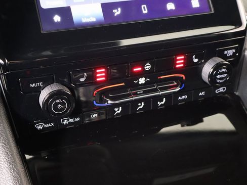 Used 2023 Jeep Grand Cherokee Altitude image 7