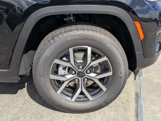 New 2027 Jeep Grand Cherokee Laredo RWD image 12
