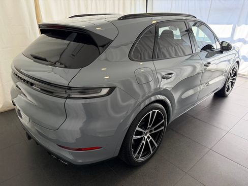 Certified 2025 Porsche Cayenne Turbo AWD/4WD image 9