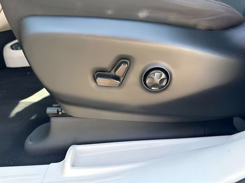 Used 2023 Chrysler Voyager LX FWD image 10