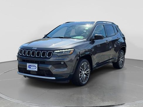 Used 2023 Jeep Compass Limited w/ Elite Group AWD/4WD image 3