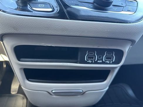 Used 2023 Chrysler Pacifica Touring-L image 33