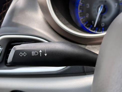 Used 2019 Chrysler Pacifica Touring-L FWD image 20