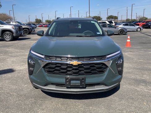 Used 2025 Chevrolet Trax LT image 2