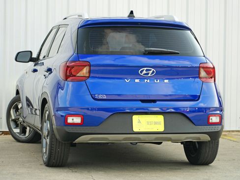 Used 2022 Hyundai Venue Limited w/ Cargo Package image 5
