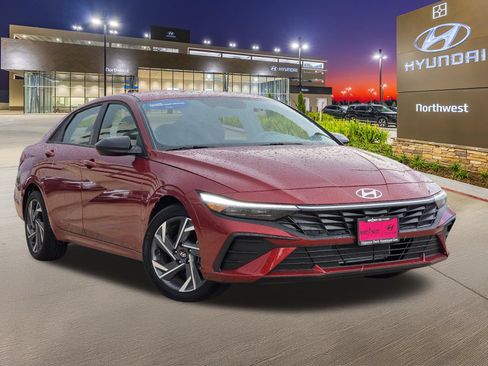 Used 2025 Hyundai Elantra Sport FWD image 3