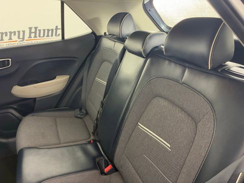 Used 2022 Hyundai Venue Limited image 24