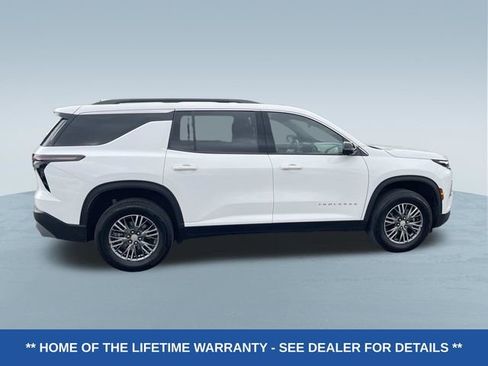 Used 2024 Chevrolet Traverse LT FWD image 2