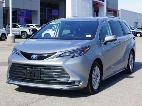 Used 2024 Toyota Sienna Platinum image 2