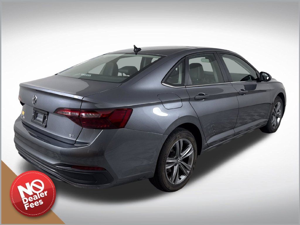Used 2024 Volkswagen Jetta SE w/ Panoramic Sunroof Package FWD image 3