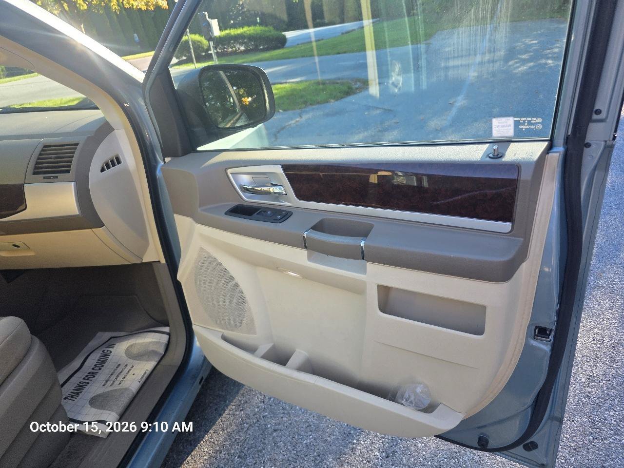Used 2010 Chrysler Town & Country Touring FWD image 17