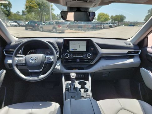 Used 2023 Toyota Highlander XLE FWD image 13