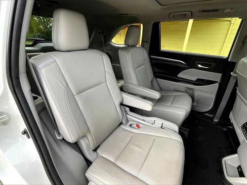 Used 2019 Toyota Highlander Limited Platinum image 21