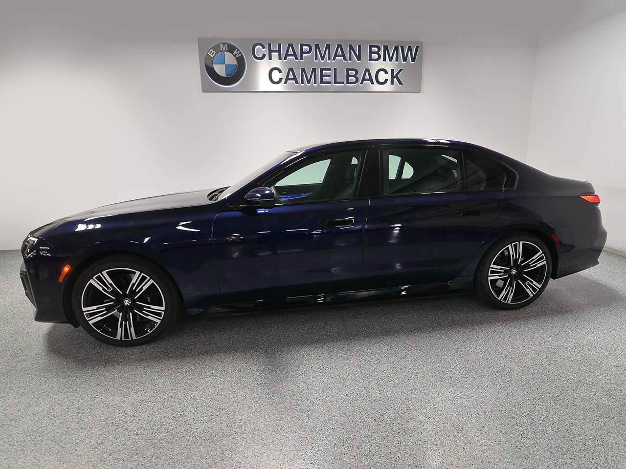 Used 2023 BMW i7 xDrive60 AWD/4WD image 3