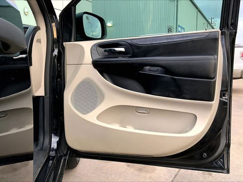 Used 2020 Dodge Grand Caravan SE w/ UConnect Hands-Free Group image 23