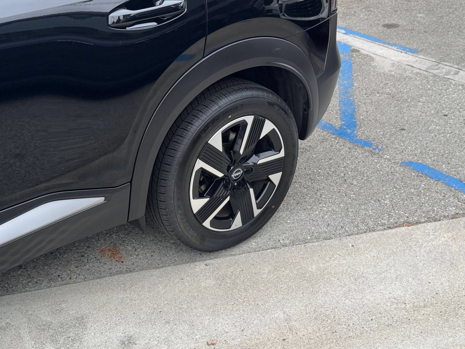 Used 2025 Nissan Kicks SV AWD/4WD image 27