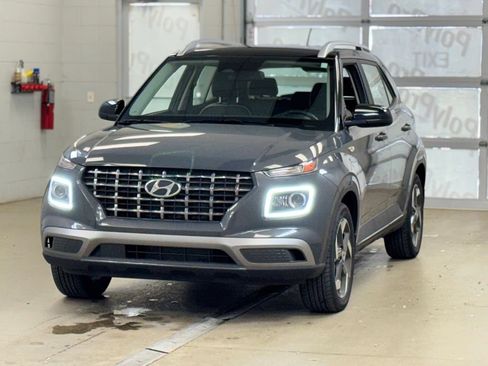 Used 2025 Hyundai Venue Limited FWD image 3