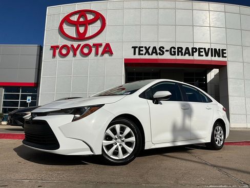 Used 2025 Toyota Corolla LE image 2