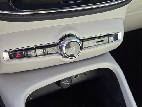 Certified 2024 Volvo XC40 B5 Plus w/ Protection Package Premier image 28