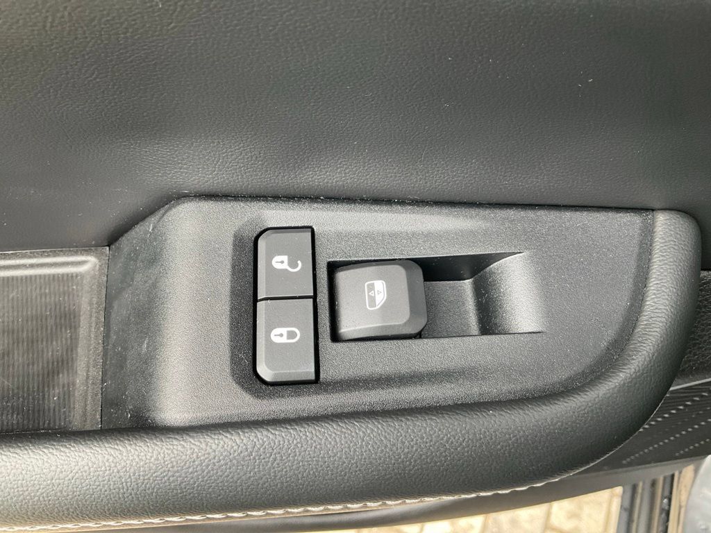 Used 2023 Jeep Grand Cherokee Limited w/ Luxury Tech Group II AWD/4WD image 38