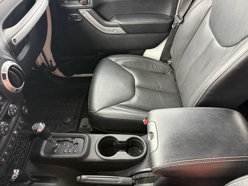 Used 2016 Jeep Wrangler Unlimited Rubicon image 18