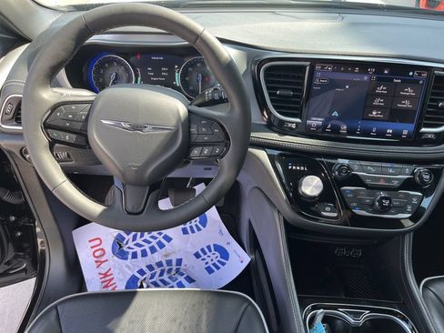 Used 2025 Chrysler Pacifica Limited FWD image 8