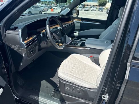 Used 2025 Cadillac Escalade ESV Sport Platinum AWD/4WD image 9