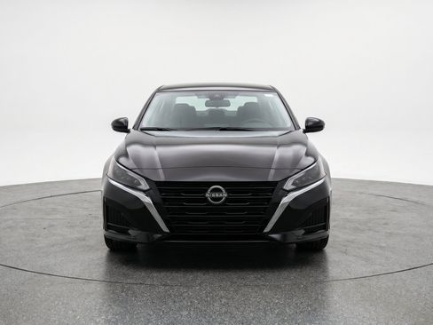 Used 2025 Nissan Altima 2.5 SV FWD image 2