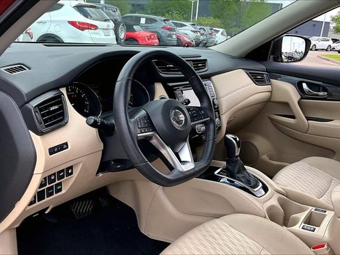 Used 2019 Nissan Rogue SV w/ Premium Package FWD image 16