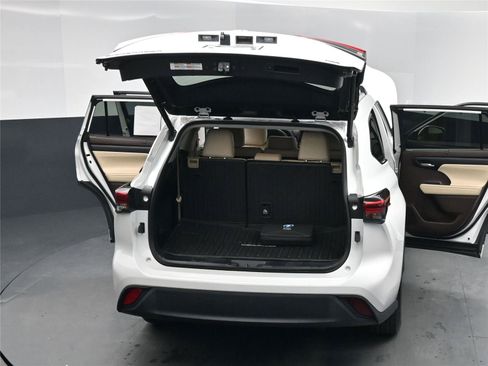Used 2022 Toyota Highlander XLE image 16