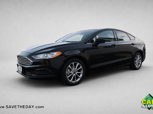 Used 2017 Ford Fusion SE FWD image 4