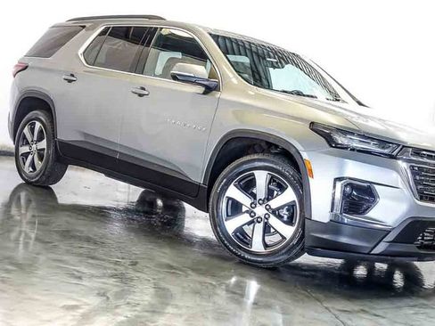 Used 2023 Chevrolet Traverse LT w/ LT Premium Package AWD/4WD image 5