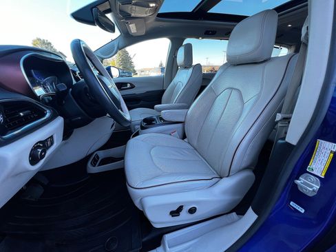 Used 2020 Chrysler Pacifica Limited image 13