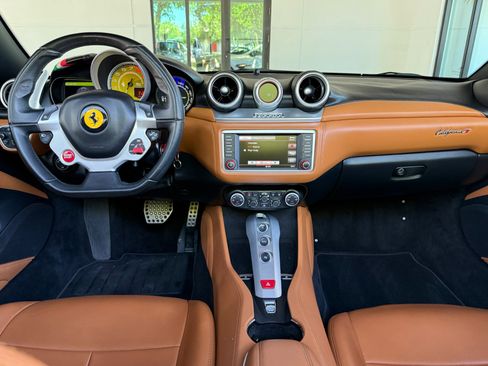 Used 2017 Ferrari California T RWD image 33