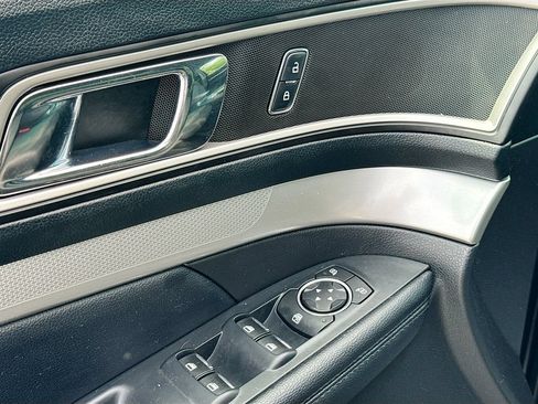 Used 2016 Ford Explorer XLT w/ Equipment Group 201A AWD/4WD image 18
