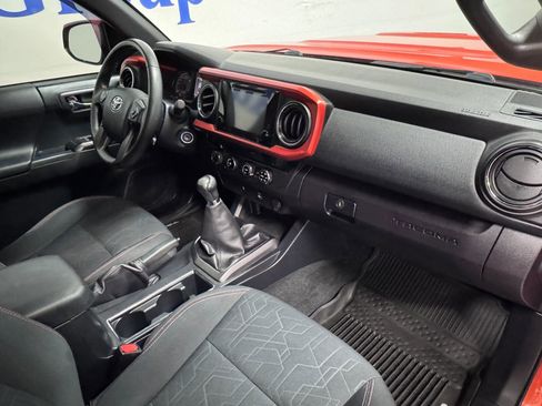 Used 2017 Toyota Tacoma TRD Sport AWD/4WD image 13