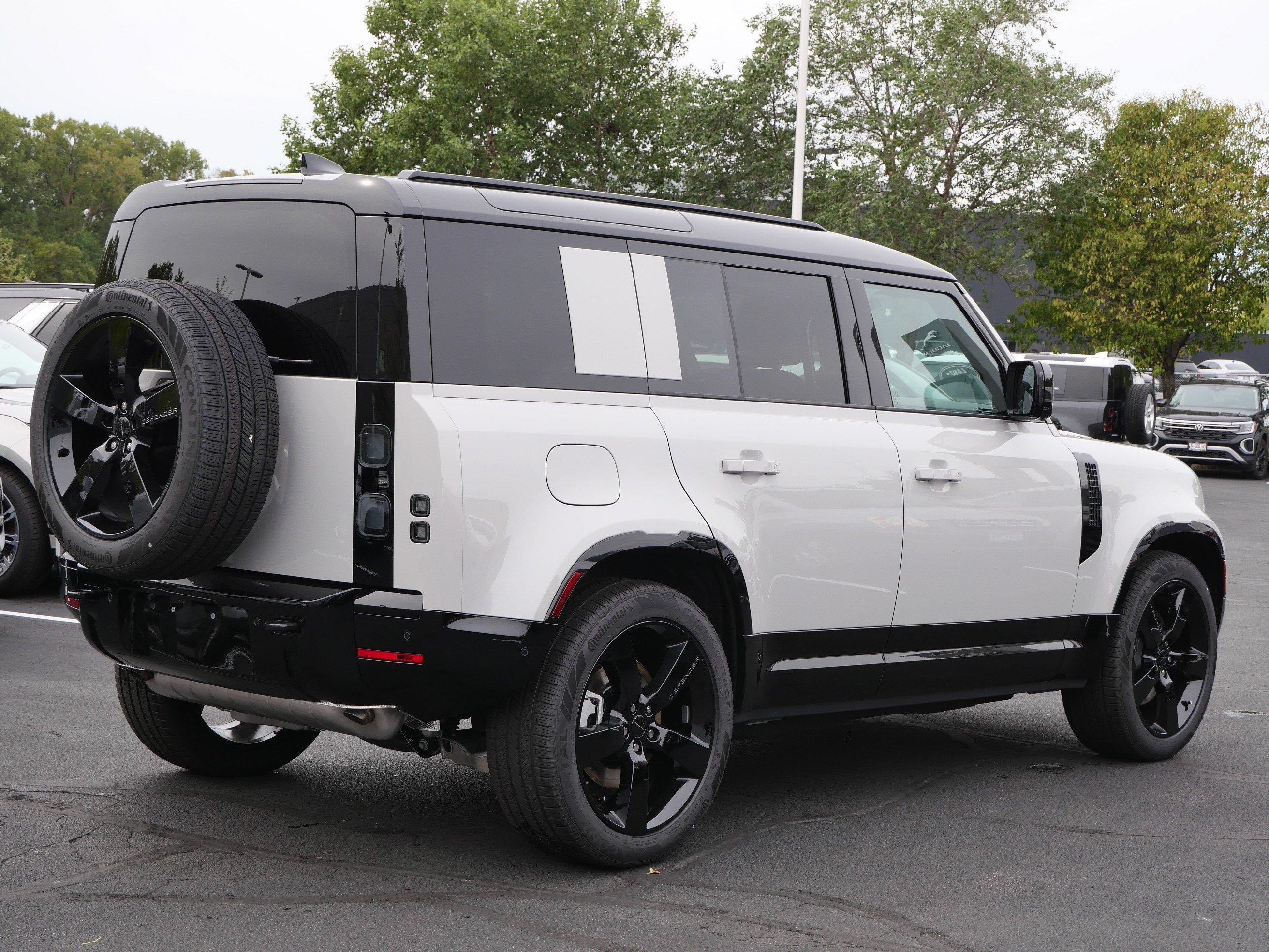 New 2026 Land Rover Defender 110 X-Dynamic SE AWD/4WD image 2