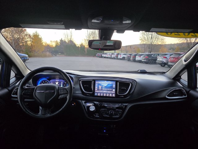 Used 2020 Chrysler Pacifica Touring-L Plus FWD image 20