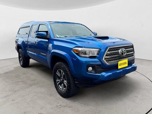 Used 2017 Toyota Tacoma TRD Sport w/ Tow Package AWD/4WD image 3