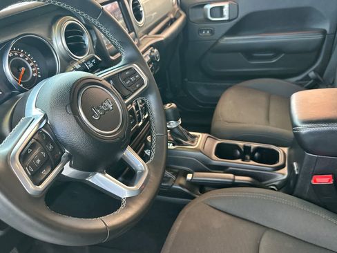 Used 2019 Jeep Wrangler Unlimited Sahara AWD/4WD image 12