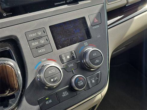 Used 2019 Toyota Sienna XLE image 21