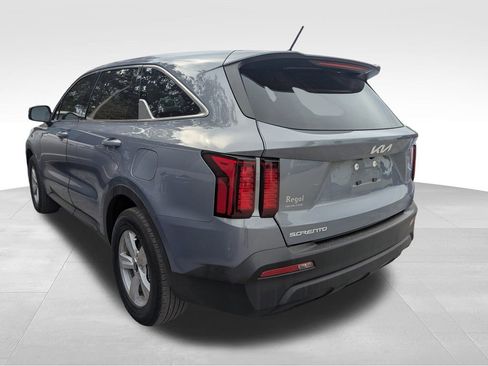 Used 2023 Kia Sorento LX image 3