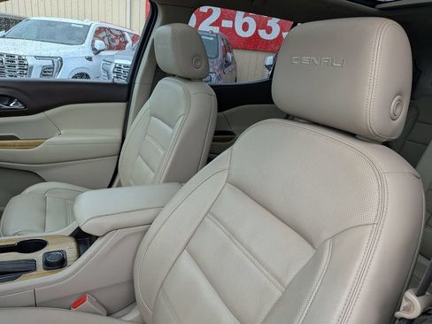 Used 2018 GMC Acadia Denali w/ Technology Package FWD image 10