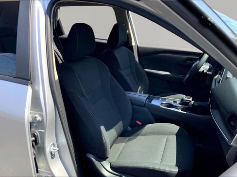 Used 2025 Nissan Rogue S image 19