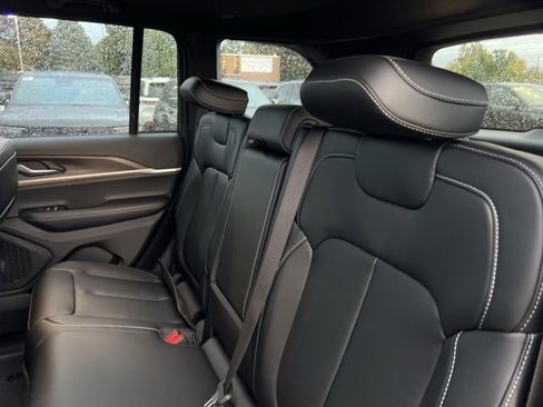 Used 2025 Jeep Grand Cherokee Limited image 10